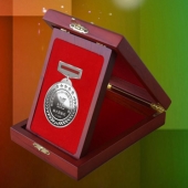 2015年1月：越秀集團(tuán)定制銀質(zhì)獎(jiǎng)牌制作千足銀獎(jiǎng)牌定做